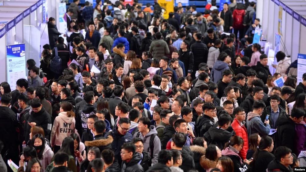 新冠魔爪影響各行各業 中國大學生面臨嚴峻就業形勢