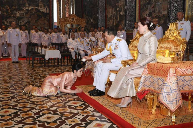 泰國王室公布貴妃跪拜禮畫面 王后在旁宮鬥戲碼未解