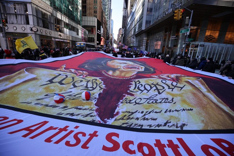 一幅巨大的惡搞佩洛西旗幟 被川普支持者在曼哈頓展開【編譯】