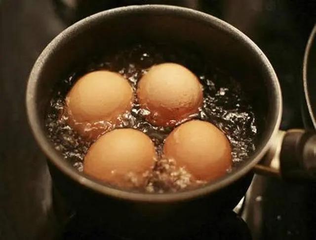 每天早上一個水煮蛋，今天才發現用錯了方法！很多人不知道！