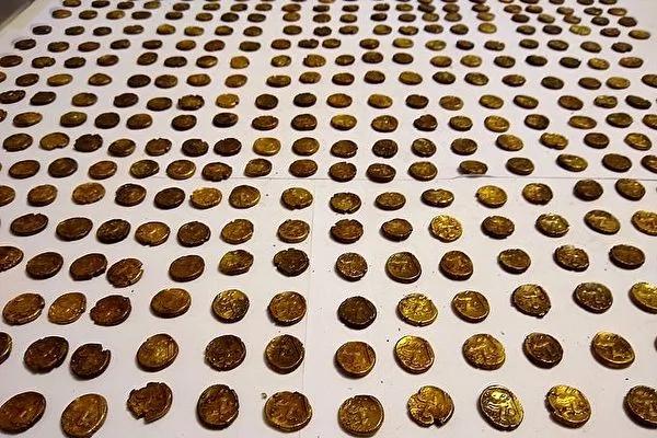 英男子田地里發現1300枚金幣 距今2千年