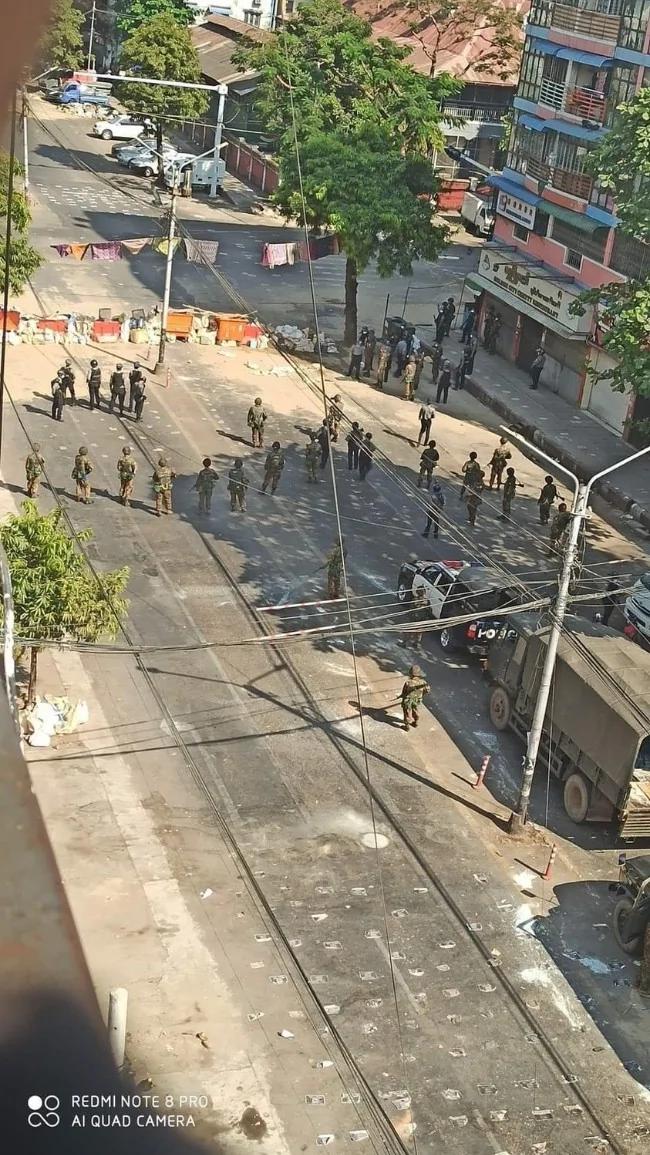 緬甸民眾將女裙高掛街頭 拖延軍警追捕速度