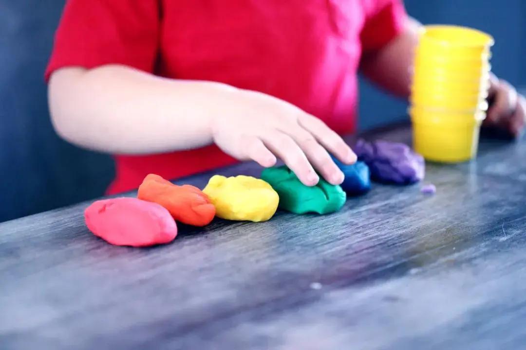 父母都應該懂點色彩心理學：孩子喜歡的顏色，暗示著他的心理年齡