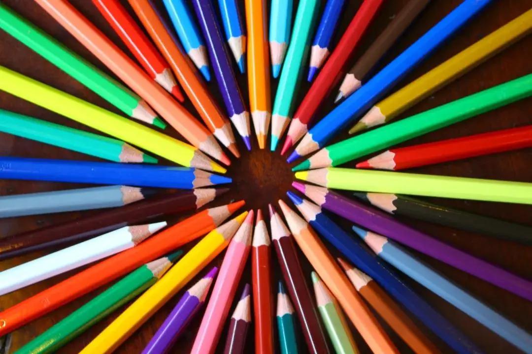 父母都應該懂點色彩心理學：孩子喜歡的顏色，暗示著他的心理年齡