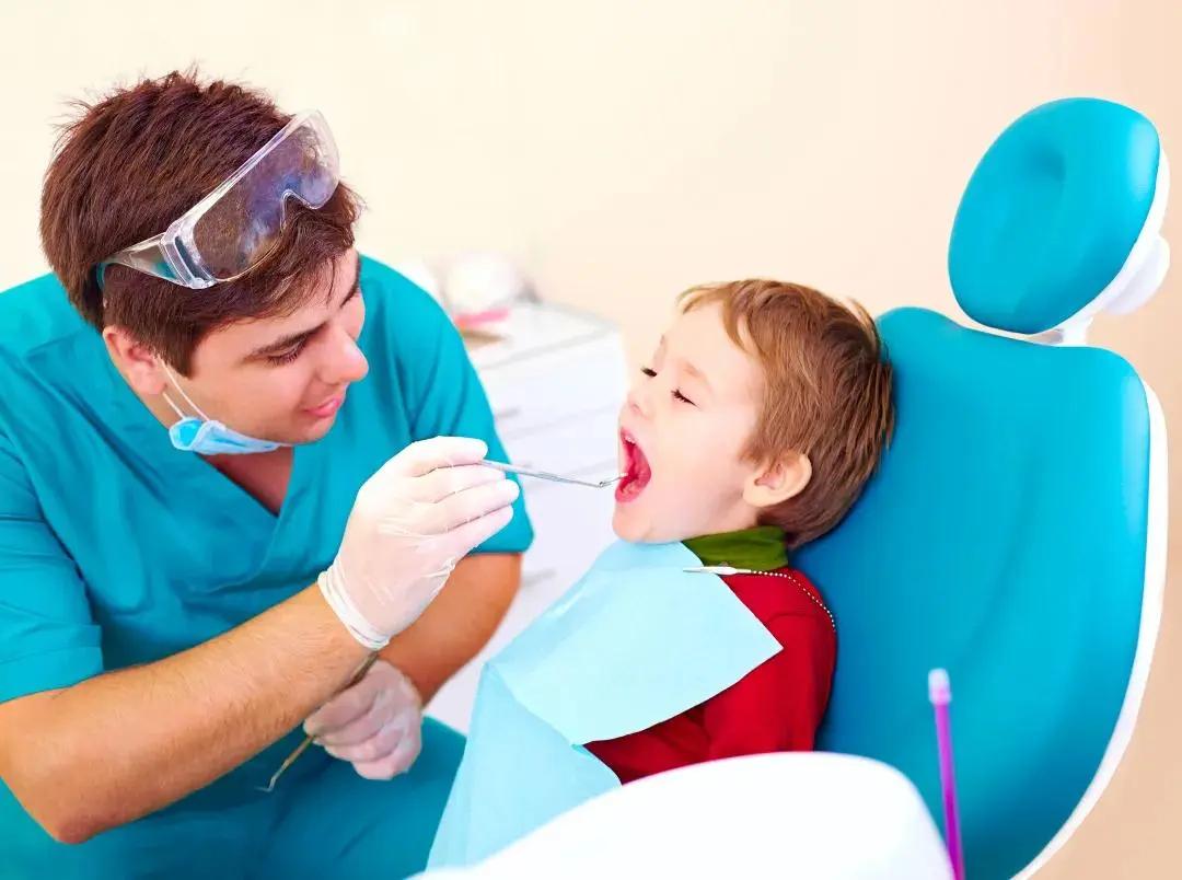 孩子牙齒意外脫落，家長這個動作可以「救活」牙齒！