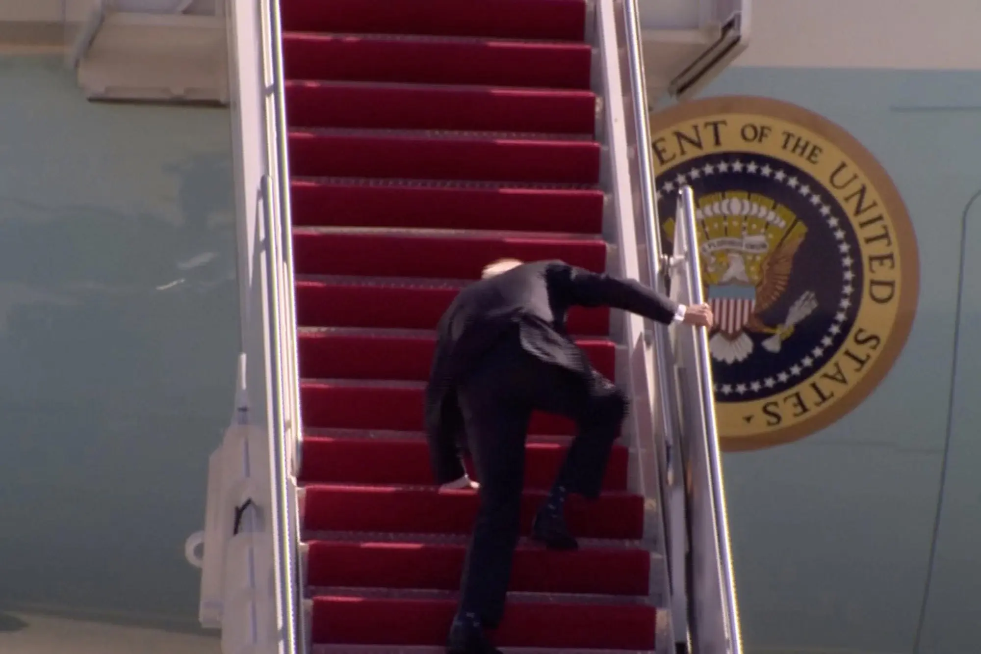 biden-stairs-fall-airforce-one-5