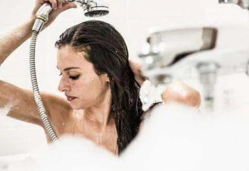 不論男女，洗澡時儘量避免做4件事，壽命或許會長一些