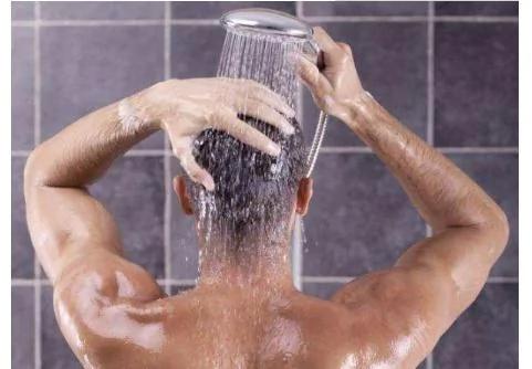 不論男女，洗澡時儘量避免做4件事，壽命或許會長一些