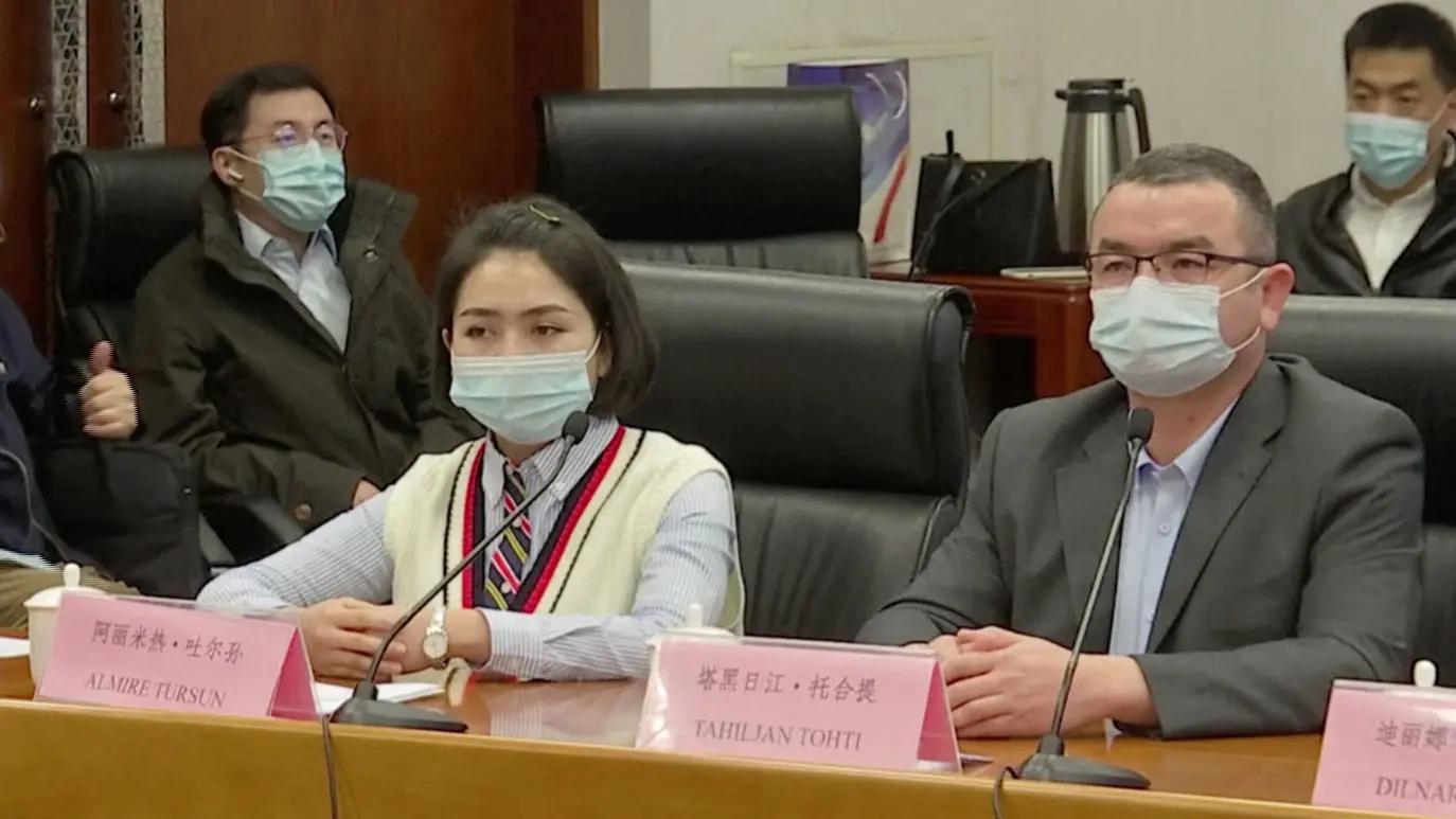 中國29日就涉疆問題新聞發佈會安排自稱新疆棉紡工人「阿麗米熱」駁斥強迫勞動，被維族代表質疑是被迫配合演出欺騙世人。（路透視頻截圖）