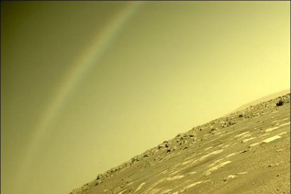 NASA在火星上拍到彩虹高挂天空？