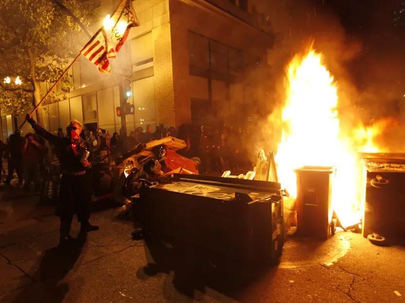 縱火、砸店、燒車、襲警 加州奧克蘭示威變暴亂