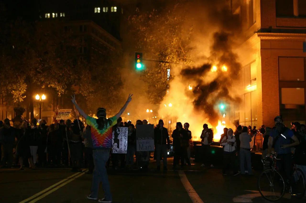 縱火、砸店、燒車、襲警 加州奧克蘭示威變暴亂