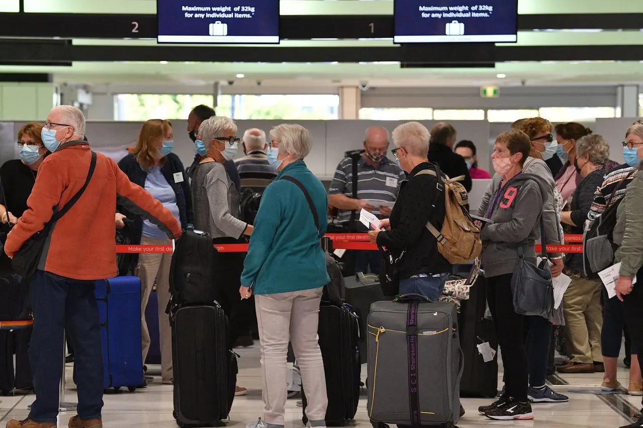 多家外国电视画面显示，澳洲机场国际线出境航站挤满“数以百计旅客”。法新社