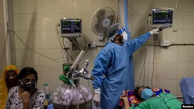印度首都新德里一家医院正在治疗新冠患者（路透社2021年4月15日）
