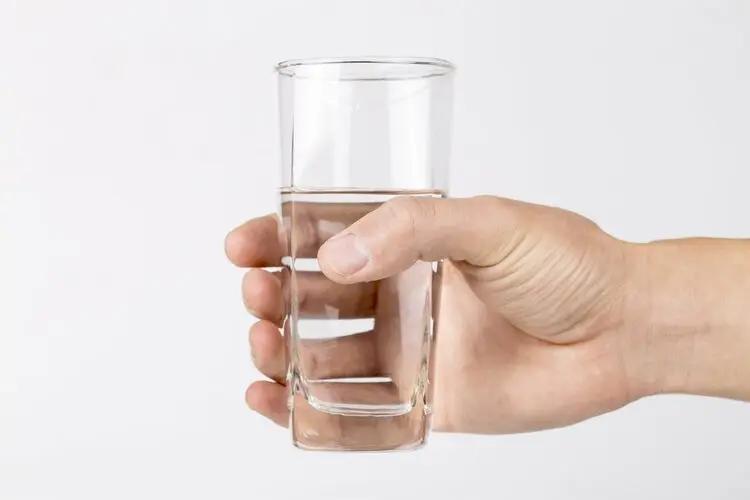 晨起第一杯水要怎么喝，喝多少？醫生：喝對有益，喝錯有害