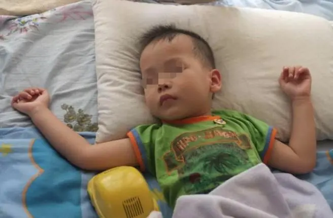 孩子熟睡後總愛「滿床打滾」？是睡得不安穩嗎？及早了解幫助孩子