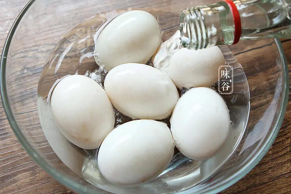80岁奶奶腌咸鸭蛋，用这土方子，个个起沙流油，比买的还好吃(组图)