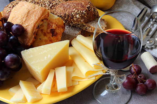 研究：吃奶酪喝紅酒可降低老年痴呆症風險