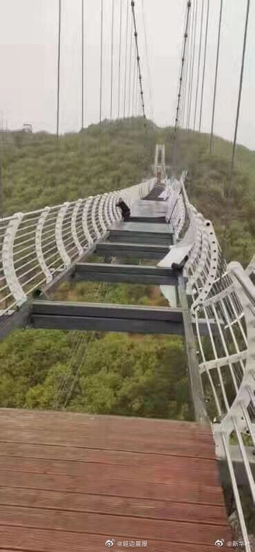 玻璃吊橋遭「吹碎」 慘掛260米高空 陸大媽腿軟了…