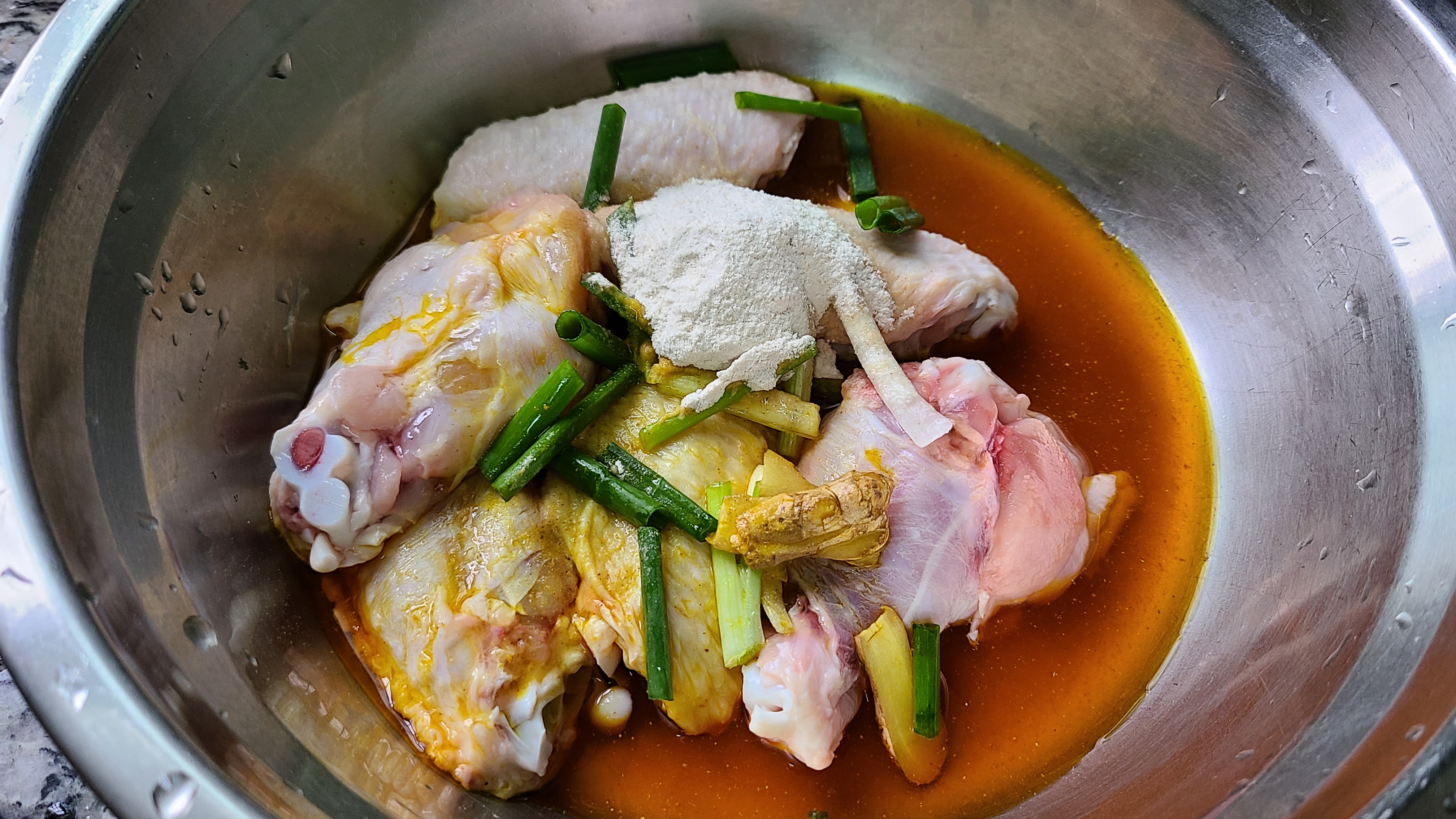 廣東鹽焗雞翅的做法，教你輕鬆做出來，咸香好吃，吃著太爽了