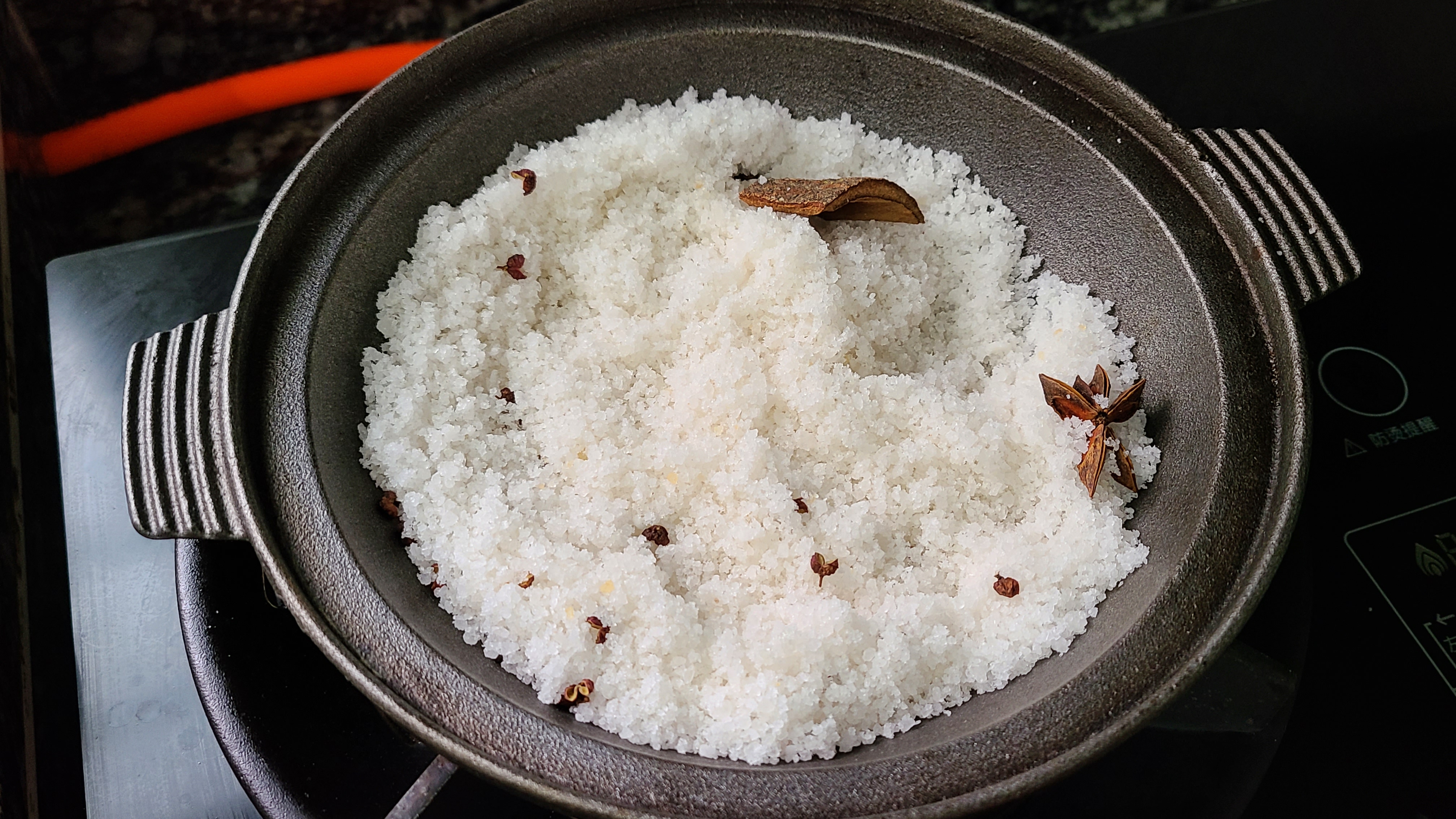 廣東鹽焗雞翅的做法，教你輕鬆做出來，咸香好吃，吃著太爽了