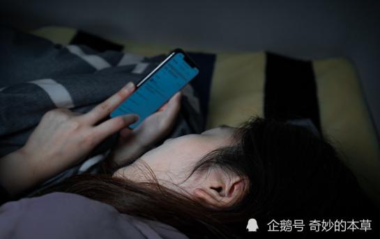 睡前愛玩手機的人，臉上出現4個「醜態」，是肝臟發出的求救信號