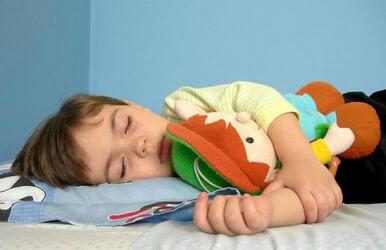孩子的睡姿和性格有關，性格影響睡姿，睡姿暗示性格，有科學依據