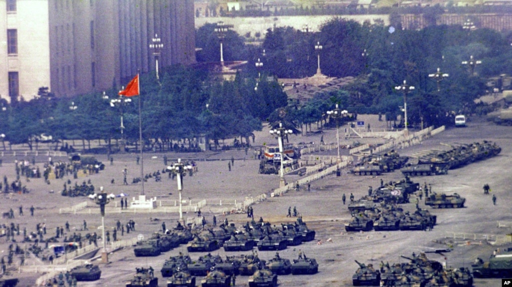 1989年6月4日發生在北京天安門廣場的軍隊血腥鎮壓民主抗議的學生和平民事件震驚了全世界。（美聯社照片）