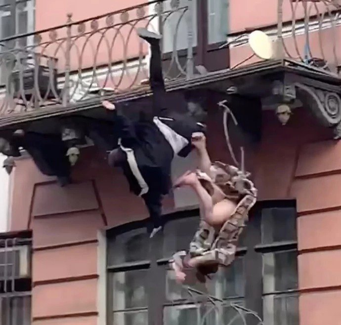 俄羅斯夫妻打架雙雙從陽台摔落地面 妻子還只穿內衣