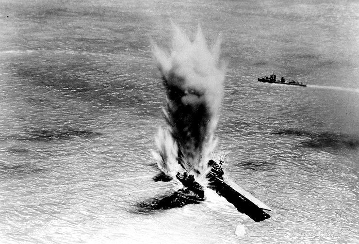看看美軍航母實戰有多強悍！大海戰獲勝 它依然堅持在海面上 向珍珠港前進