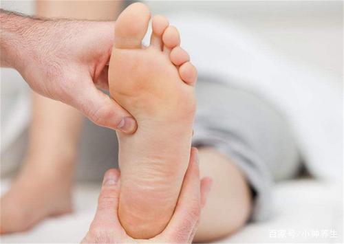 血糖高，腳先知？若雙腳出現這5種症狀，或與「血糖」不穩定有關