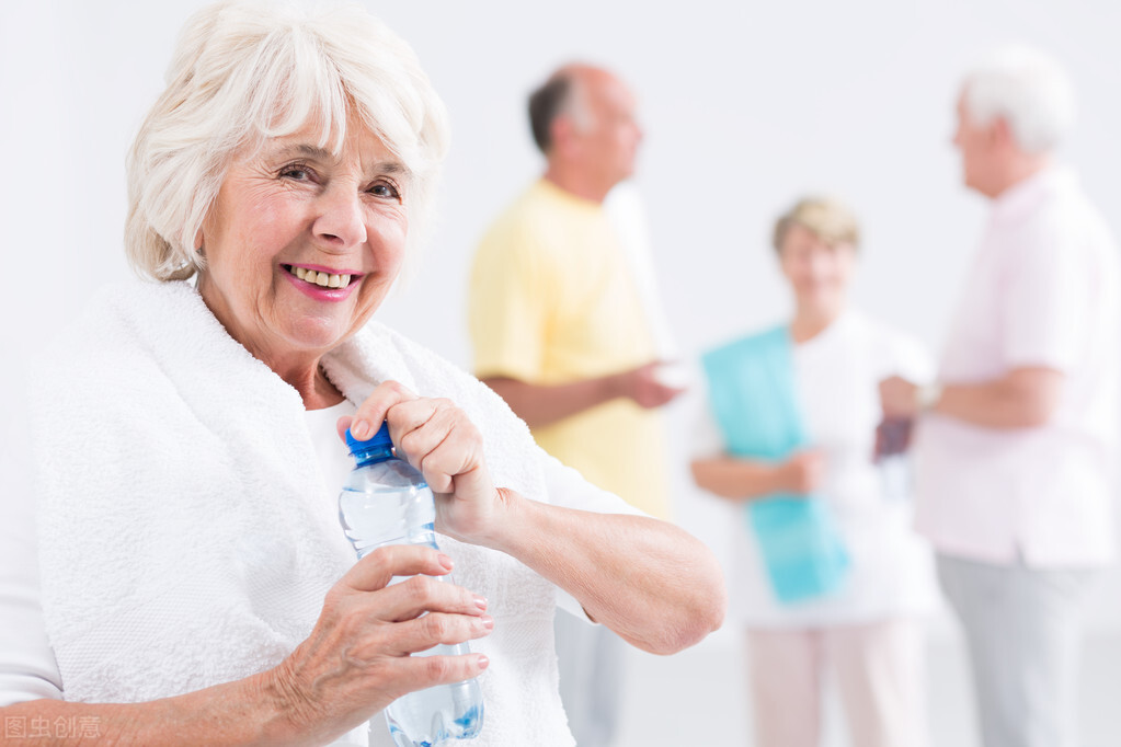 老年人科學飲水，有「3不喝」，對抗衰老，身體更健康