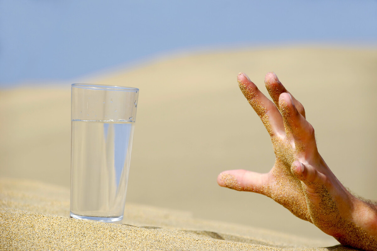 老年人科學飲水，有「3不喝」，對抗衰老，身體更健康