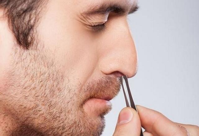 男性的鼻毛為何會「竄」出來？鼻毛旺盛說明了啥？早知道早受益