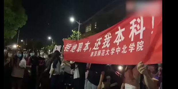 曾支持香港警察 「本升專」抗議學生被揍醒了嗎？