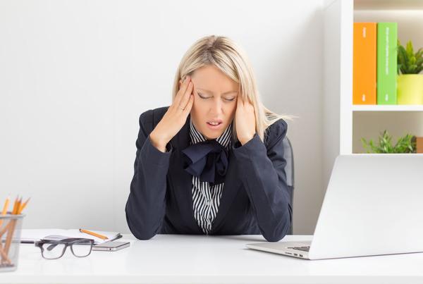 偏頭痛是怎麼回事？醫生提醒：這些是常見的症狀，早發現早治療