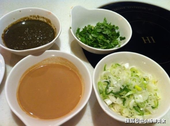 服务员透露：吃火锅时，专调这4种蘸料的人，肯定是个懂行的(组图)