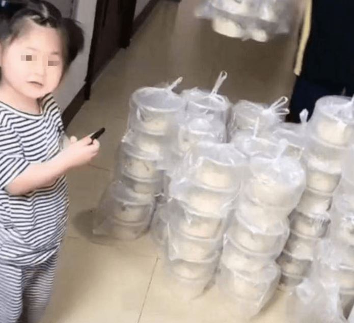 3歲女娃肚子餓點外送 來了100碗炸醬麵