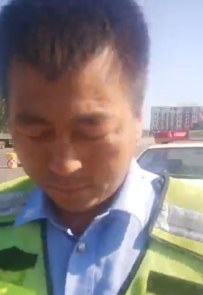 中國人拷問警察 交警這回徹底癟了