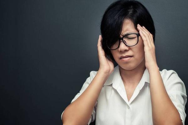 偏頭痛長期不治，或會得這個病，2種方法幫助緩解