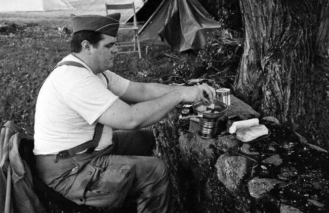 二戰美軍後勤有多強？能讓前線官兵吃牛排喝可樂