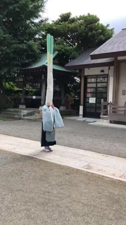 日本神社奇特仪式超爆笑祭司戴巨大 绿葱 阿波罗新闻网