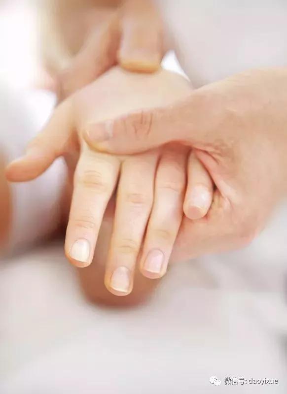 手指發麻原因不只頸椎病，還可能是…！