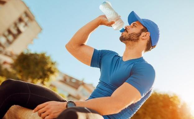 壽命短的男人 喝水時會有3個表現