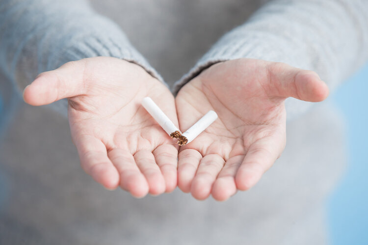 長期吸菸的人注意：身體出現4種反應，再繼續吸就太玩命了