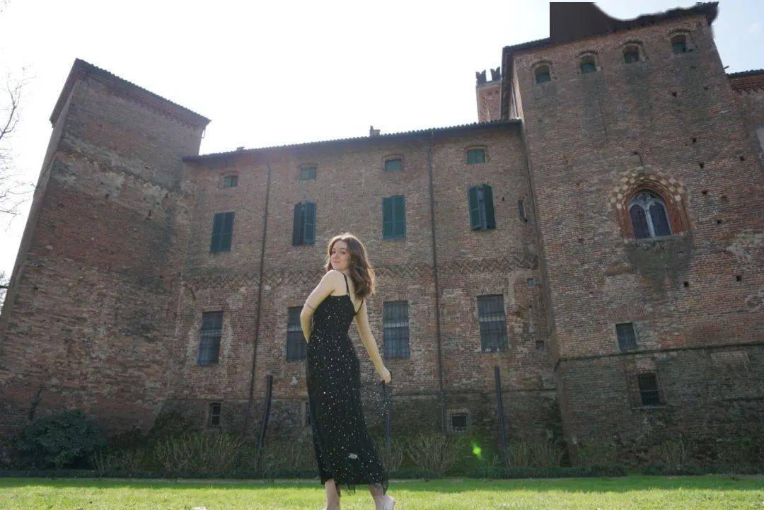 19歲妹子獨居800年歷史古堡，曝光後引100萬人圍觀