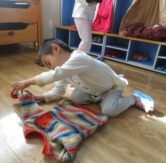El bebé de 5 años más cansado de toda la red, ocupado eligiendo verduras,  barriendo el piso, doblando la ropa, Bao Ma se sirvió correctamente