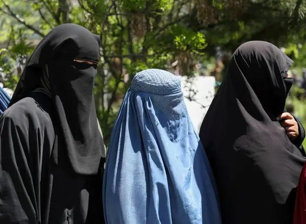 ▲▼阿富汗妇女在塔利班掌权后被规定要穿全身罩袍才能外出，女权20年来取得的巨大进步恐毁于一旦。（资料照／路透）