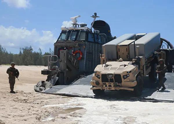 8月16日，美國海軍陸戰隊的無人飛彈發射車被裝載到氣墊船上，車上沒有駕駛室。（美國印太司令部）