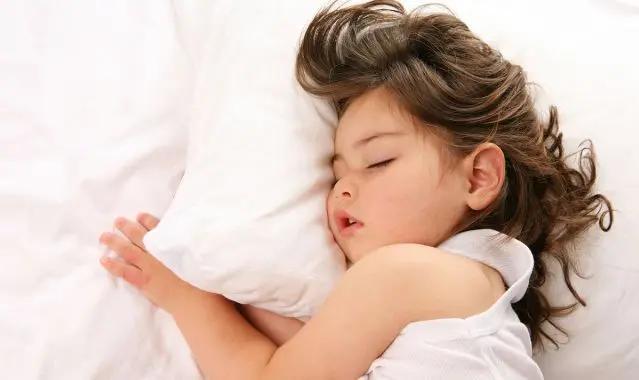 孩子睡觉用这两种睡姿，宝妈该反思了，孩子的缺爱问题有点严重(图集)